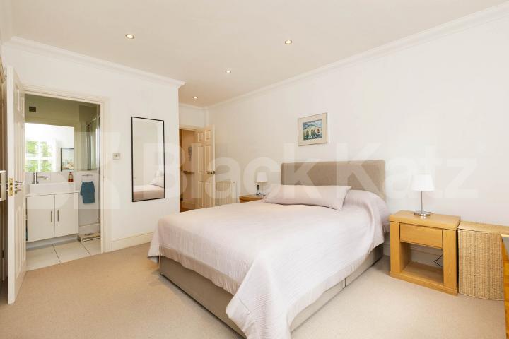 Spacious three bed two bath apartment with balcony and secure parking Cholmeley Park, Highgate 